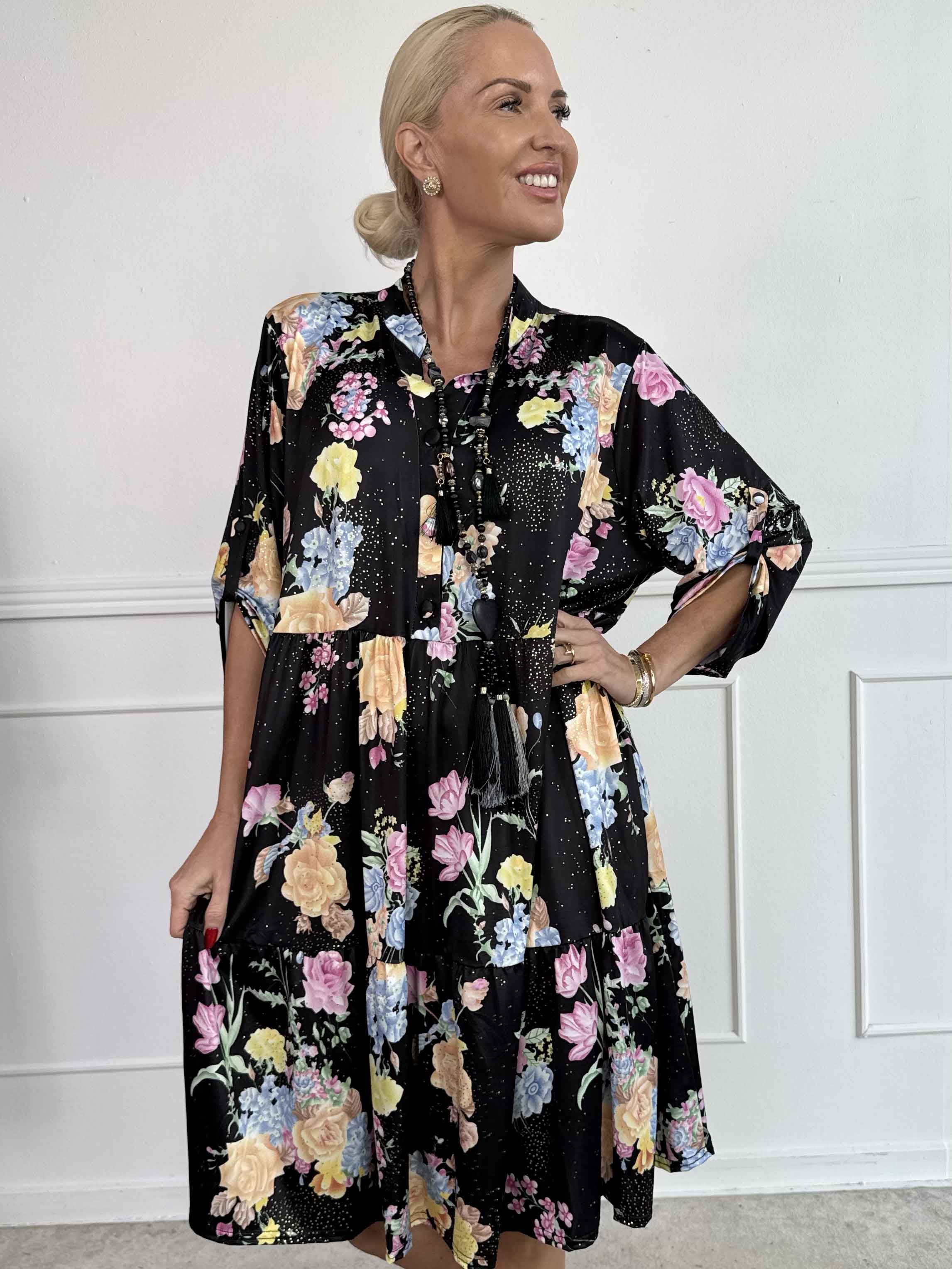 Milano Bouquet Midi - Elastisk kjole med smukt blomsterprint og diskret guldglimmer
